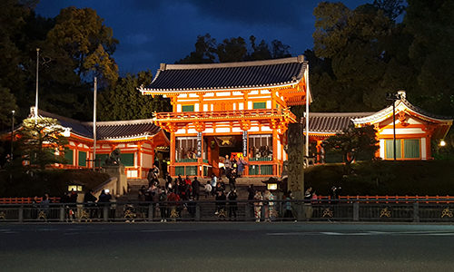 Le sanctuaire shintoiste "Yasaka-Jinja" dans le quartier de Gion à Kyoto