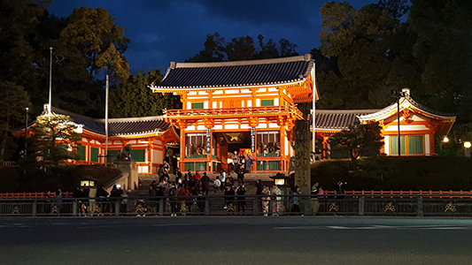 Le sanctuaire shintoiste "Yasaka-Jinja" dans le quartier de Gion à Kyoto